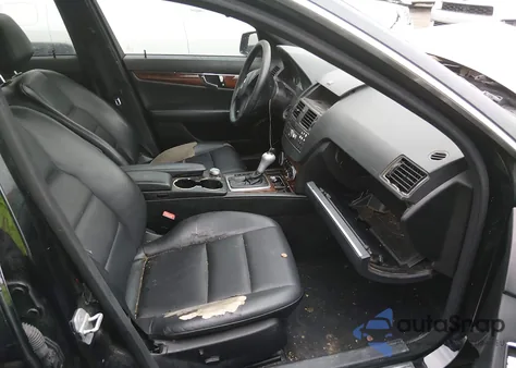 2011 Mercedes-Benz C 300 Luxury/Sport z USA, uszkodzony, nr VIN WDDGF5EB7BA449747